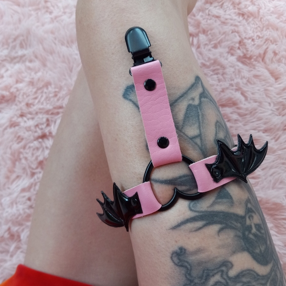 Bat wing sexy thigh garter! Adjustable for all sizes! Pink & black - Picture 4 of 6